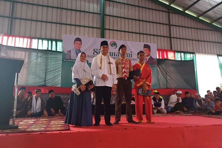 Calon presiden nomor urut 1, Anies Baswedan bersama santri Pondok Pesantren Modern Nurussalam Karawang, Jawa Barat, Senin (4/12/2023). 