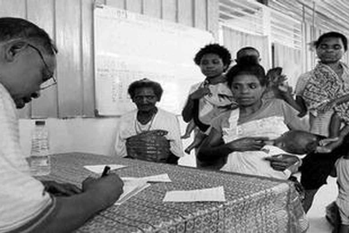 Masyarakat Distrik Senopi, Kabupaten Tambrauw, Papua Barat, antre diperiksa dokter dalam kegiatan pengobatan gratis oleh Wanita Katolik Republik Indonesia Ranting Sanggeng, Manokwari, Jumat (9/12). 