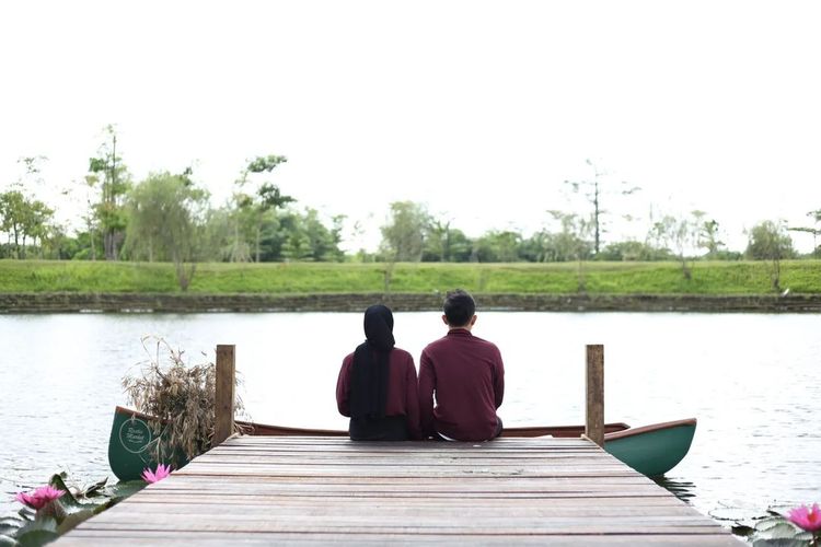 Duduk di tepi danau di Rustic Market by The Lake.