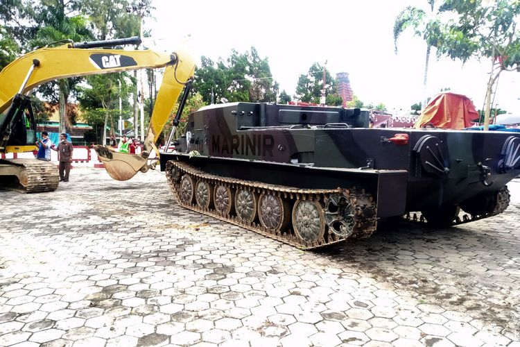 Tank pengangkut pasukan amfibi sumbangan dari Koarmada II TNI Angkatan Laut Surabaya dalam proses mobilisasi ke lokasi Museum Pemberontakan Peta Blitar di Jalan Sodanco Supriyadi, Senin (14/2/2022)