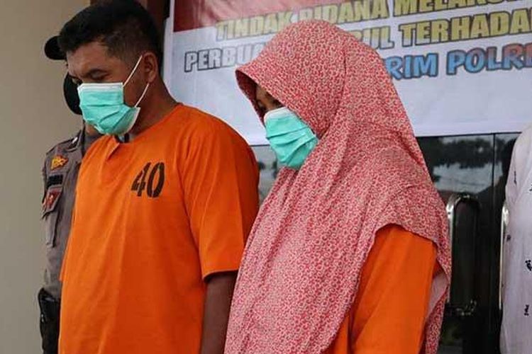 Pasutri di Pelalawan yang paksa keponakan berhubungan badan bertiga seranjang saat dihadirkan dalam pers relesae di Polres Pelalawan.