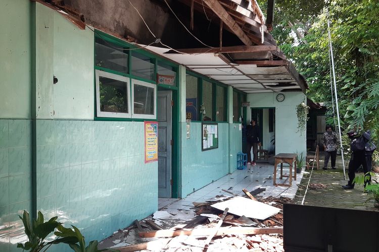 Palfon ruangan SDN Joyotakan 59 Serengan, Solo, Jawa Tengah yang jebol akibat air hujan masuk melalui bagian atap yang bocor, Selasa (14/12/2021).