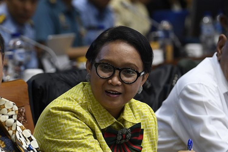 Menteri Pertahanan Ryamizard Ryacudu (kanan) bersama Menteri Luar Negeri Retno Marsudi (kedua kanan) dan Menkominfo Rudiantara (kedua kiri) mengikuti rapat kerja gabungan bersama Komisi I DPR di Kompleks Parlemen Senayan, Jakarta, Kamis (5/9/2019). Rapat kerja tersebut membahas perkembangan penanganan situasi keamanan di Papua dan Papua Barat. ANTARA FOTO/Puspa Perwitasari/ama.