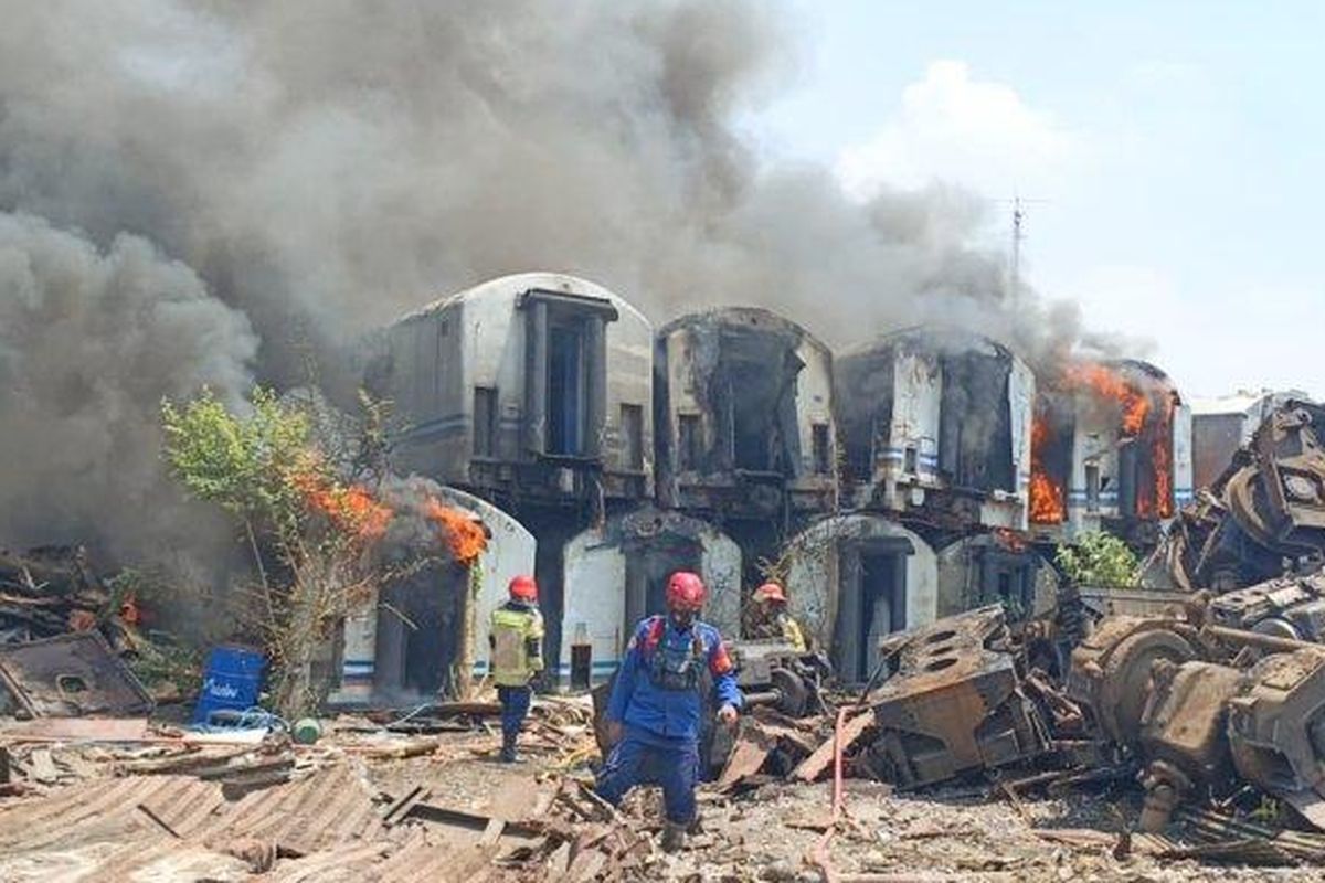 Petugas Damkar Purwakarta saat melakukan pemadaman terhadap sembilan bangkai gerbong kereta yang alami kebarakan, Kamis (31/8/2023) 
