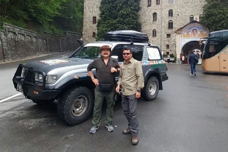 Dua anggota tim ekspedisi Happy Go Lucky, Hartawan Hauwke Setjodiningrat dan Sunny Ruslie saat menginjakan kaki di salah satu tempat di Bulgaria pada akhir April 2018.