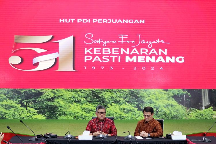 Sekretaris Jenderal PDI-P Hasto Kristiyanto (kiri) dan Ketua DPP PDI-P Ahmad Basarah (kanan) dalam konferensi pers di Kantor DPP PDI-P, Jalan Diponegoro, Menteng, Jakarta, Senin (8/1/2024).