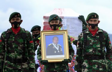 Wakil KSAD Herman Asaribab Dimakamkan, Letjen Ali Bogra: Kita ...