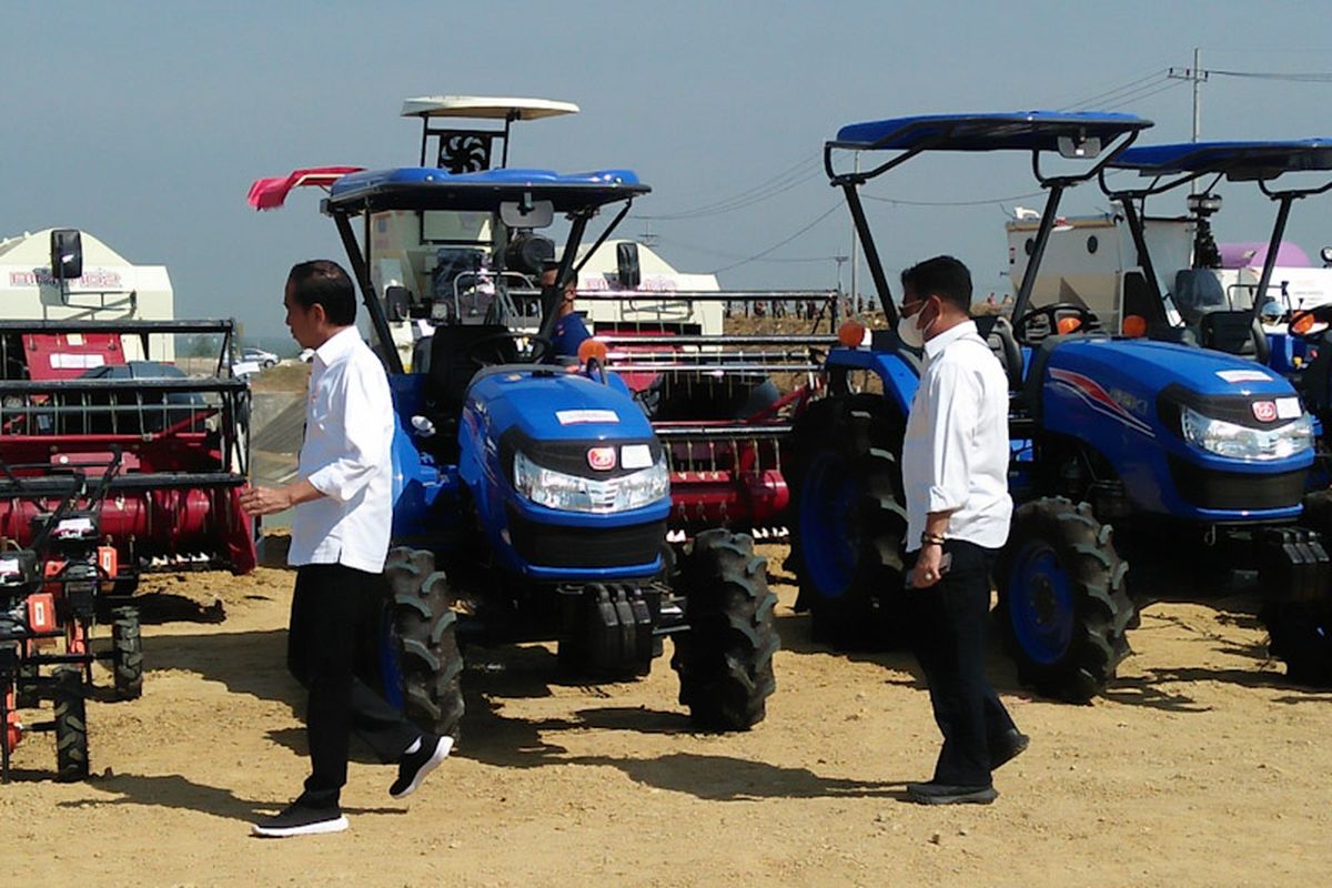 Presiden Joko Widodo (kiri) diikuti Menteri Pertanian RI Syahrul Yasin Limpo, melihat alsintan saat food estate mangga yang digelar di Desa Wotan, Kecamatan Panceng, Gresik, Jawa Timur, Senin (22/8/2022). *** Local Caption *** Presiden Joko Widodo (kiri) diikuti Menteri Pertanian RI Syahrul Yasin Limpo, melihat alsintan saat food estate mangga yang digelar di Desa Wotan, Kecamatan Panceng, Gresik, Jawa Timur, Senin (22/8/2022).