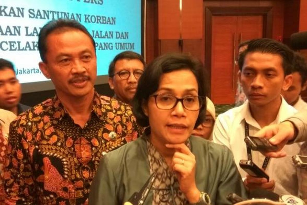 Menteri Keuangan Sri Mulyani Indrawati usai melakukan konferensi pers kenaikan santunan korban kecelakaan, di Jakarta, Senin (13/2/2017).