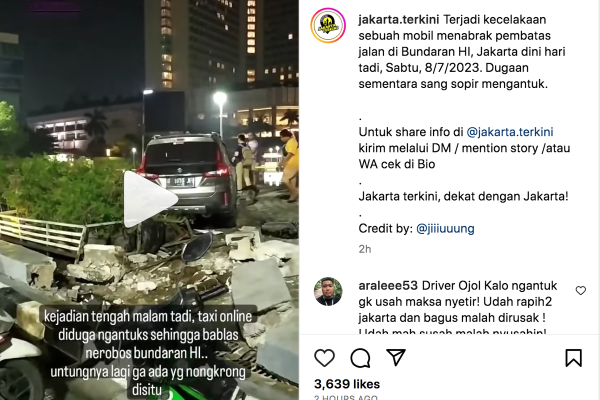 Mobil menabrak pembatas kolam di Bundaran HI Jakarta