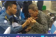 Setiba di Tanah Air, TNI Penjaga Keamanan PBB Ini Suapi Ayahnya Nasi Goreng