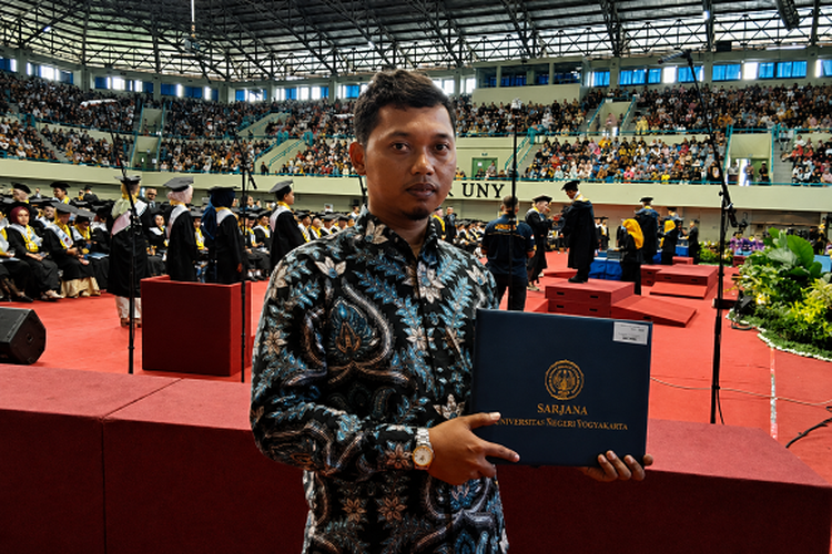 Momen Haru Kakak Sepupu Terima Ijazah Almarhum Taranda yang Wafat Sebelum Wisuda di UNY