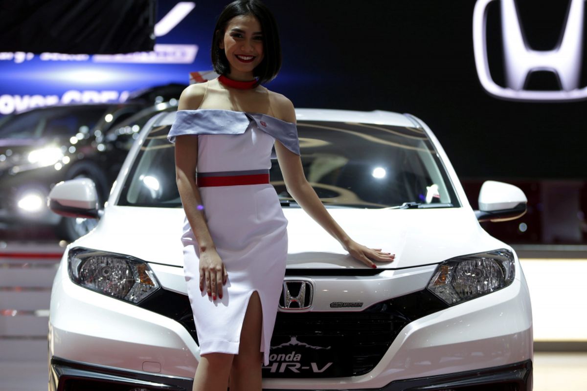 Sales promotion girl berpose saat ajang Indonesia International Motor Show (IIMS) 2017 di JI Expo, Kemayoran, Jakarta, Jumat (28/4/2017). Ajang pameran otomotif terbesar di Indonesia ini akan berlangsung hingga 7 Mei mendatang. KOMPAS IMAGES/KRISTIANTO PURNOMO