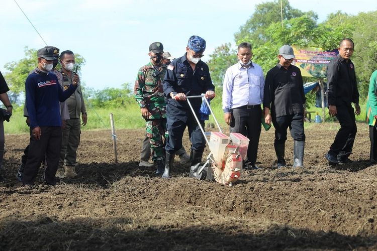 Menteri Pertanian (Mentan) Syahrul Yasin Limpo (SYL) mencoba tanam perdana komoditas jagung di Desa Tanjung Pakis, Kecamatan Pakisjaya, Kabupaten Karawang, Jawa Barat (Jabar), Sabtu (11/6/2022). 