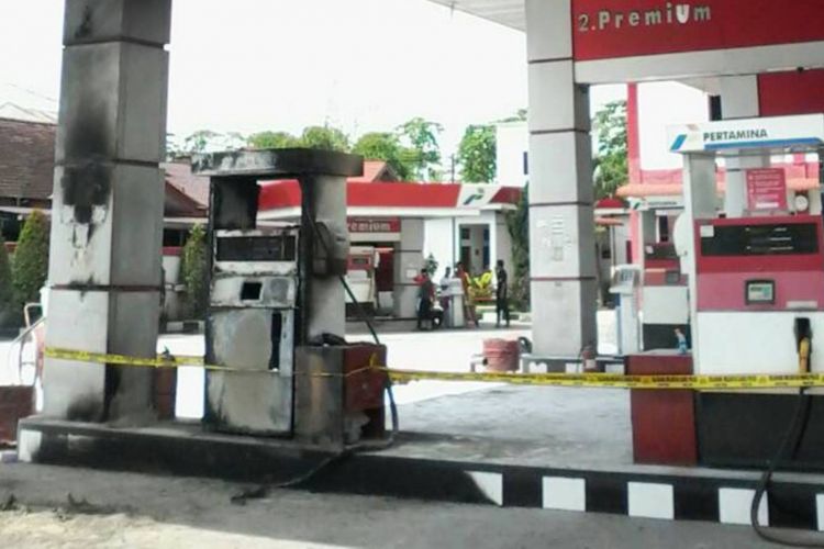Dispenser BBM milik SPBU yang berada di Jalan Abdul Manaf Lubis Medan, terbakar bersama satu unit sepeda motor, Jumat (2/6/2017)