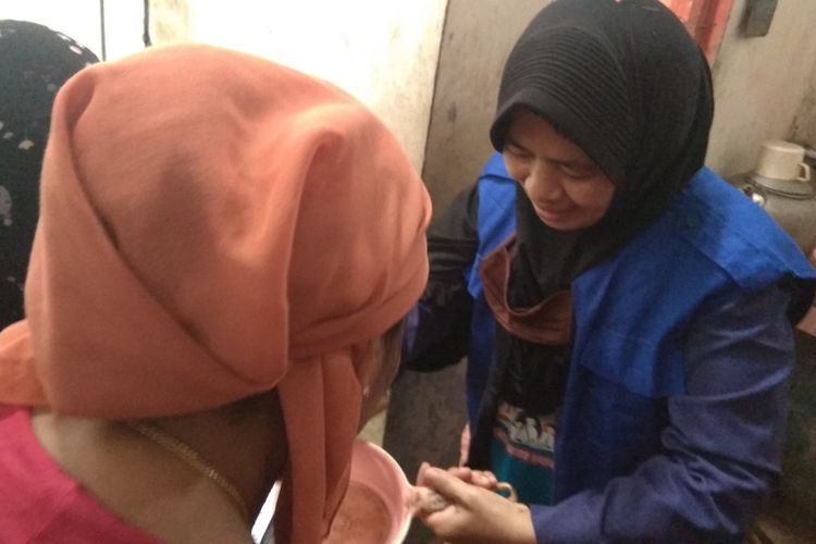 Bu Elok (jilbab hitam) saat memeriksa jentik nyamuk di salah satu rumah warga di Kertosari, Kecamatan Banyuwangi, Jumat (1/2/2019). 