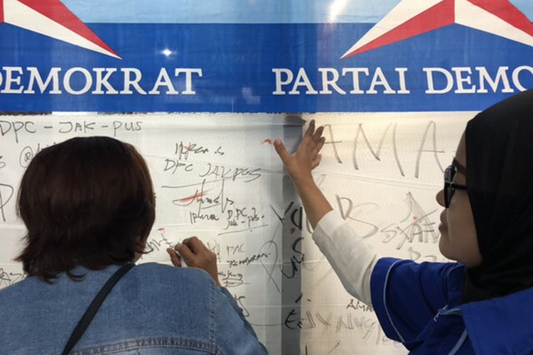 Dua kader Demokrat dari wilayah Jakarta memberikan cap darah sebagai wujud dukungan pada Ketua Umum Partai Demokrat Agus Harimurti Yudhoyono (AHY) untuk melawan upaya peninjauan kembali (PK) yang diajukan kubu Kepala Staf Kepresidenan (KSP) Moeldoko. Aksi berlangsung di kantor DPP Partai Demokrat, Jalan Proklamasi, Menteng, Jakarta, Jumat (16/6/2023). 