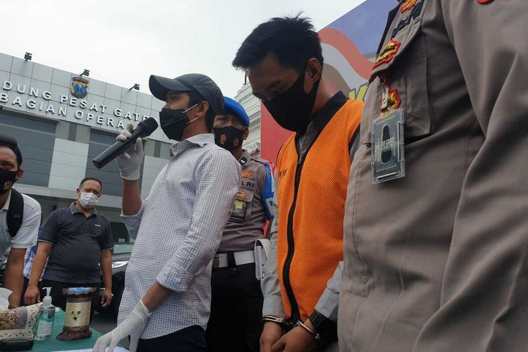 Pegawai PT Jasa Marga AT diamankan polisi karena terbukti membawa ganja.