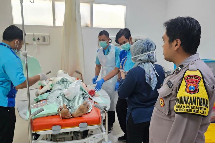 Karyawan PT Sorini Towa Berlian yang mengalami luka bakar sedang menjalani perawatan medis di RSUD Bangil, Pasuruan, Kamis (25/09/2025) 