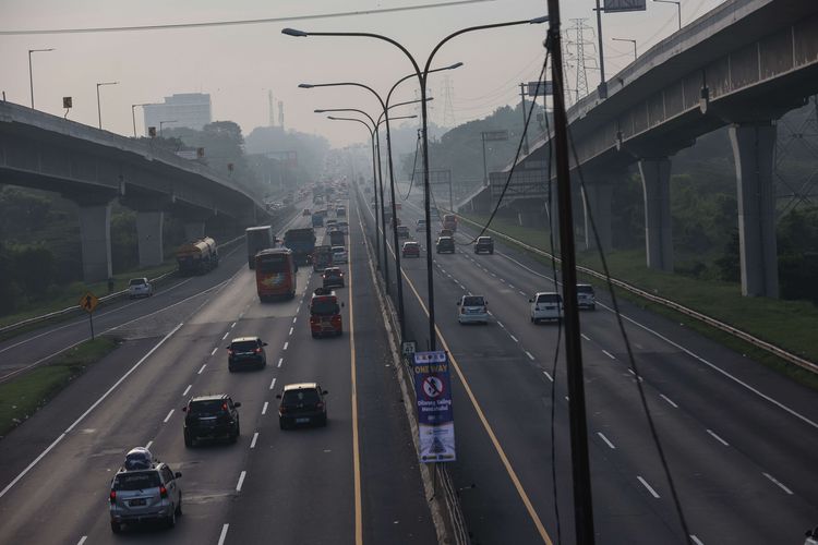 Pemberlakuan jalur satu arah di Tol Karawang Barat hingg Kalikangkung, Jumat 29/4/2022). Kementerian Perhubungan (Kemenhub) memprediksi masyarakat yang akan melakukan perjalanan mudik Lebaran tahun ini mencapai 85,5 juta orang.