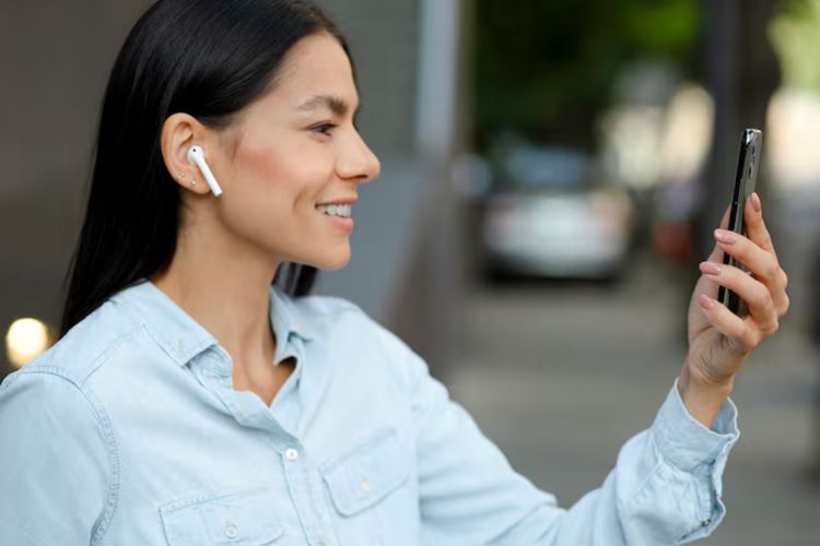 Pakai Earphone Seharian Saat Bekerja, Amankah untuk Telinga?