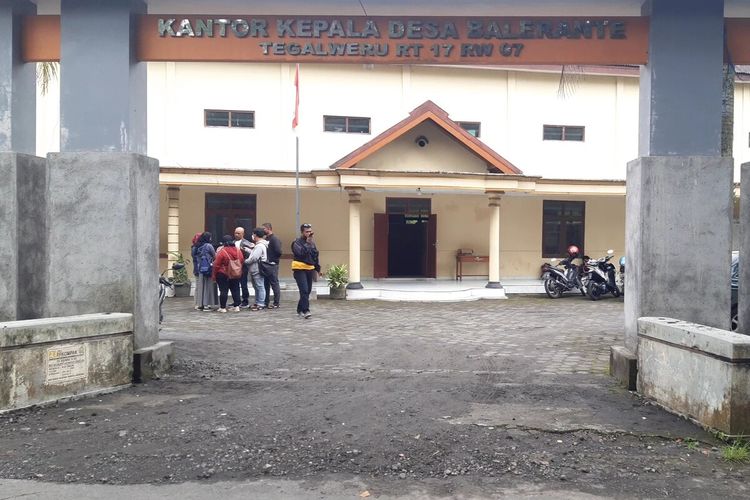 Tempat Evakuasi Sementara (TES) Balai Desa Balerante, Kemalang, Klaten, Jawa Tengah yang digunakan sebagai tempat pengungsian sementara warga yang terkena dampak erupsi Gunung Merapi di Klaten, Kamis (10/3/2022).