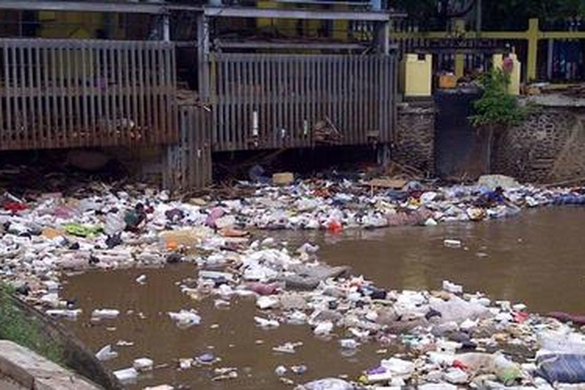 Pascabanjir, aneka sampah menumpuk di pintu air Manggarai, Jakarta Selatan, Kamis (24/1/2013).
