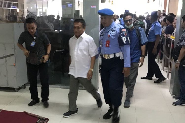 Dengan pengawalan ketat dari petugas keamanan, Gubernur aceh Irwandi Yusuf dibawa ke Jakarta, Kamis pagi (4/7/2018). Ia menggunakan  penerbangan komersil Garuda indonesia dari Bandara Internasional Sultan Iskandar Muda, Aceh Besar.