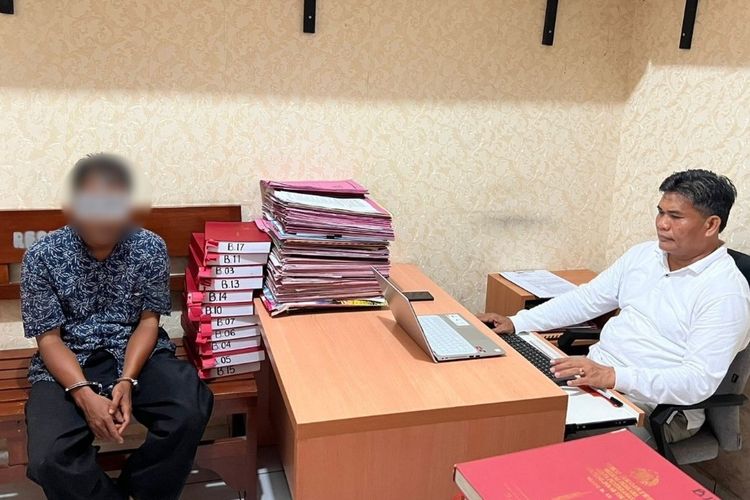 Pelaku begal payudara Kamal (41) diperiksa penyidik Satreskrim Polres Tegal Kota, Senin (5/6/2023). (Dok. Humas Polres Tegal Kota)