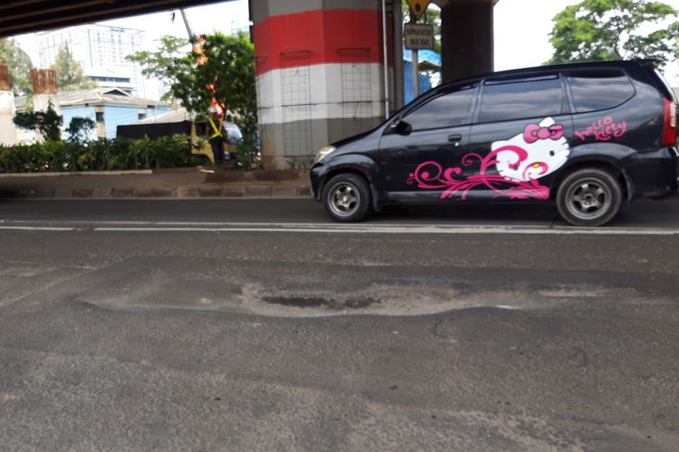 Kondisi jalan yang berlubang dan rusak di Jalan DI Panjaitan, Cipinang Cempedak, Jakarta Timur, Rabu (27/2/2019)