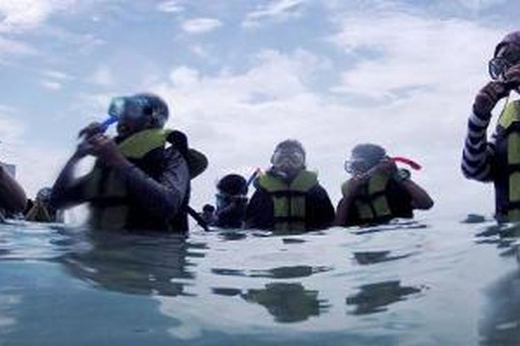 Siswa SMA 69 Jakarta belajar snorkeling di sekitar Pulau Air, Kepulauan Seribu, Sabtu (7/2/2015). Usaha bersama pemerintah dan sekolah dalam mengenalkan lingkungan kepada siswa sekolah diharapkan memupuk kesadaran  untuk menjaga lingkungan dari kerusakan. SMA 69 berada di Pulau Pramuka yang sebagian besar siswanya merupakan anak pulau.