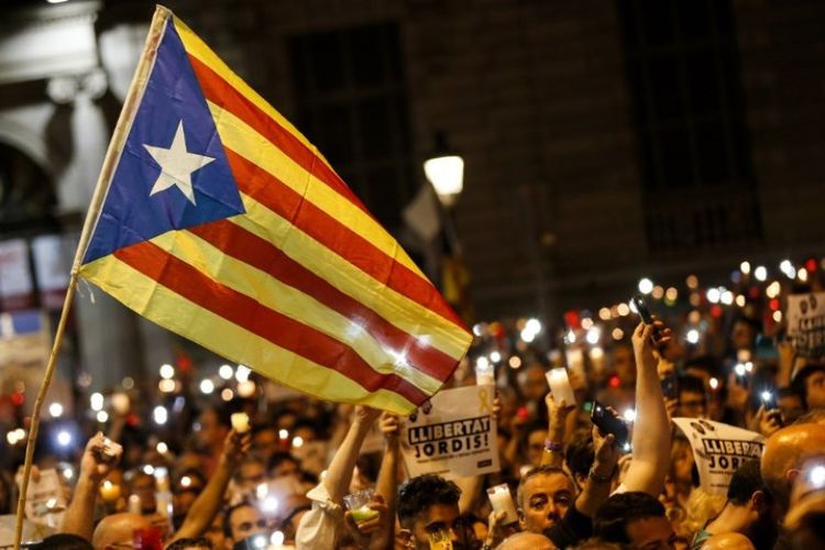 Bendera Catalonia Estelada berkibar di Barcelona dalam unjuk rasa menentang penangkapan tokoh pro-kemerdekaan.