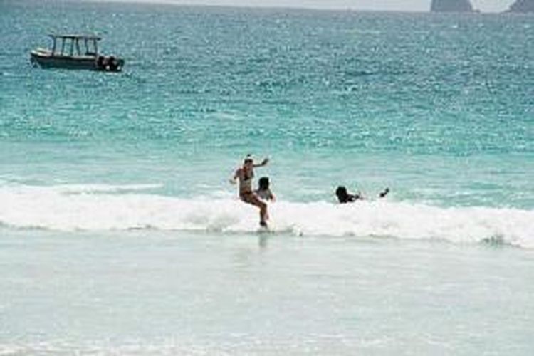 Pantai Selong Blanak di Desa Selong Blanak, Lombok Tengah, Nusa Tenggara Barat, menjadi arena peselancar pemula, Minggu (13/10/2013). 