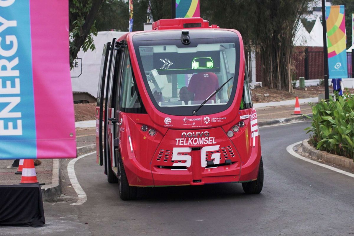 Bentuk fisik kendaraan otonomos Navya di booth Telkomsel saat acara Asian Games di GBK Senayan, Jakarta, Kamis (23/08/2018). Mobil ini merupakan mobil tanpa awak pengemudi yang dihadirkan operator seluler Telkomsel selama acara Asian Games berlangsung.