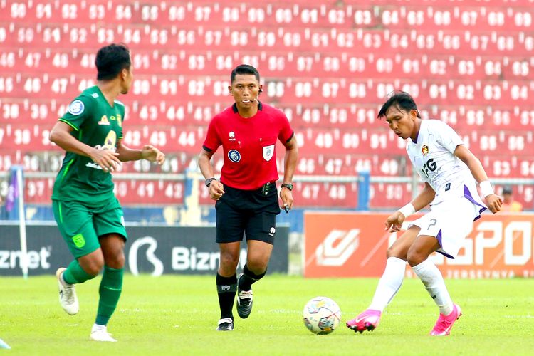 Wasit Agus Fauzan Arifin saat memimpin pertandingan pekan ke-31 Liga 1 2022-2023 yang berakhir dengan skor 1-0 di Stadion Brawijaya Kediri, Sabtu (18/3/2023) sore.