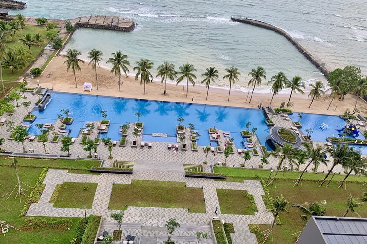Pemandangan dari lantai 10 kamar hotel Movenpick Resort Carita menghadap laut, view seperti di Bali, Minggu (17/5/2026).