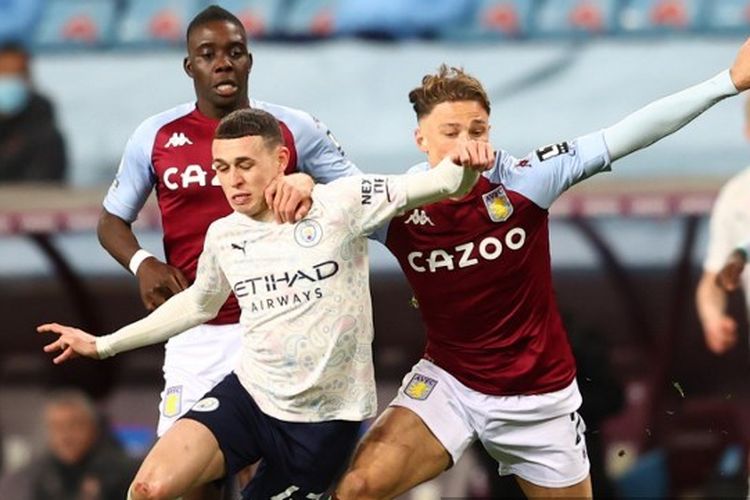 Gelandang Manchester City, Phil Foden (kiri), berduel dengan bek Aston Villa, Matty Cash, pada laga yang berlangsung di Stadion Villa Park, Kamis (22/4/2021) dini hari WIB.