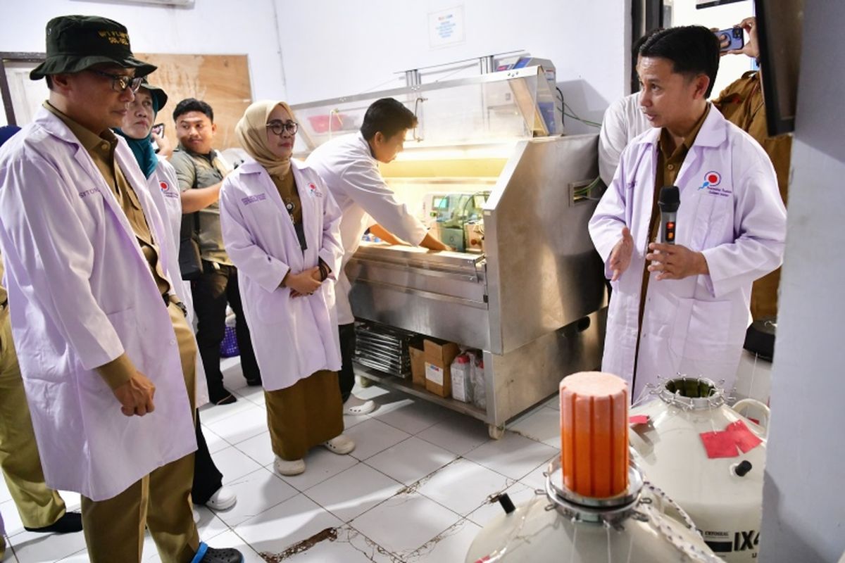 Pj Gubernur Sulsel Prof Zudan Arif Fakrulloh mengunjungi UPT Pelayanan Inseminasi Buatan dan Produksi Semen serta UPT Pembibitan Ternak dan Hujan Pakan Ternak milik Dinas Peternakan dan Kesehatan Hewan Sulsel di Desa Pucak, Kecamatan Tompobulu, Kabupaten Maros, Selasa (20/8/2024). 