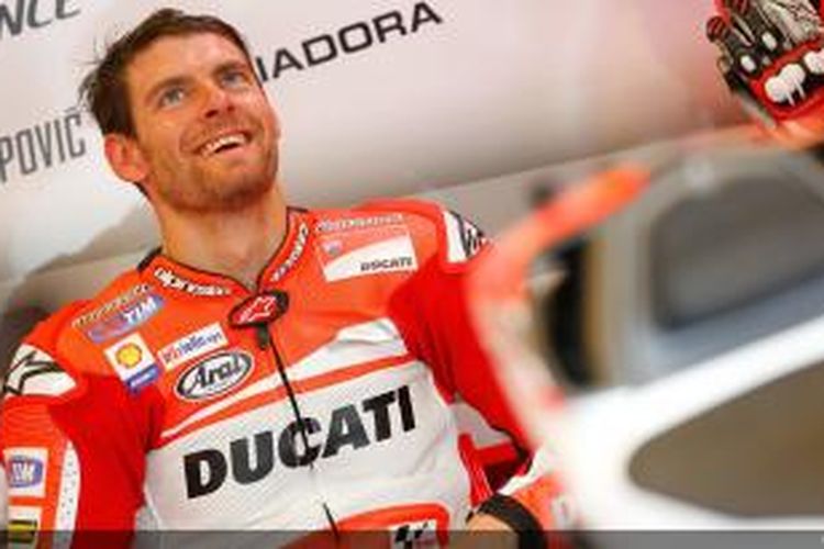 Pebalap Ducati asal Italia, Cal Crutchlow, tertawa di paddock Sirkuit Indianapolis Motor Speedway pada sesi kualifikasi GP Indianapolis, Sabtu (9/8/2014).