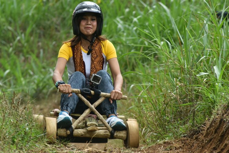 Peserta balap kadaplak tengah meluncur di lintas curam di kaki gunung Palasari, Kampung Batu Loceng, Desa Sunten Jaya, Kecamatan Lembang, Kabupaten Bandung Barat, Kamis (21/11/2019).