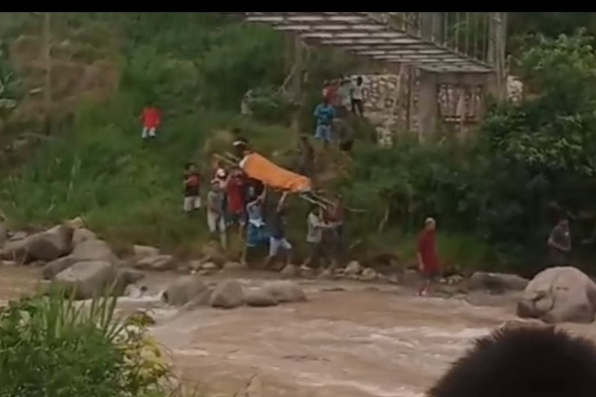 Warga Enrekang gotong jenazah di sungai arus deras