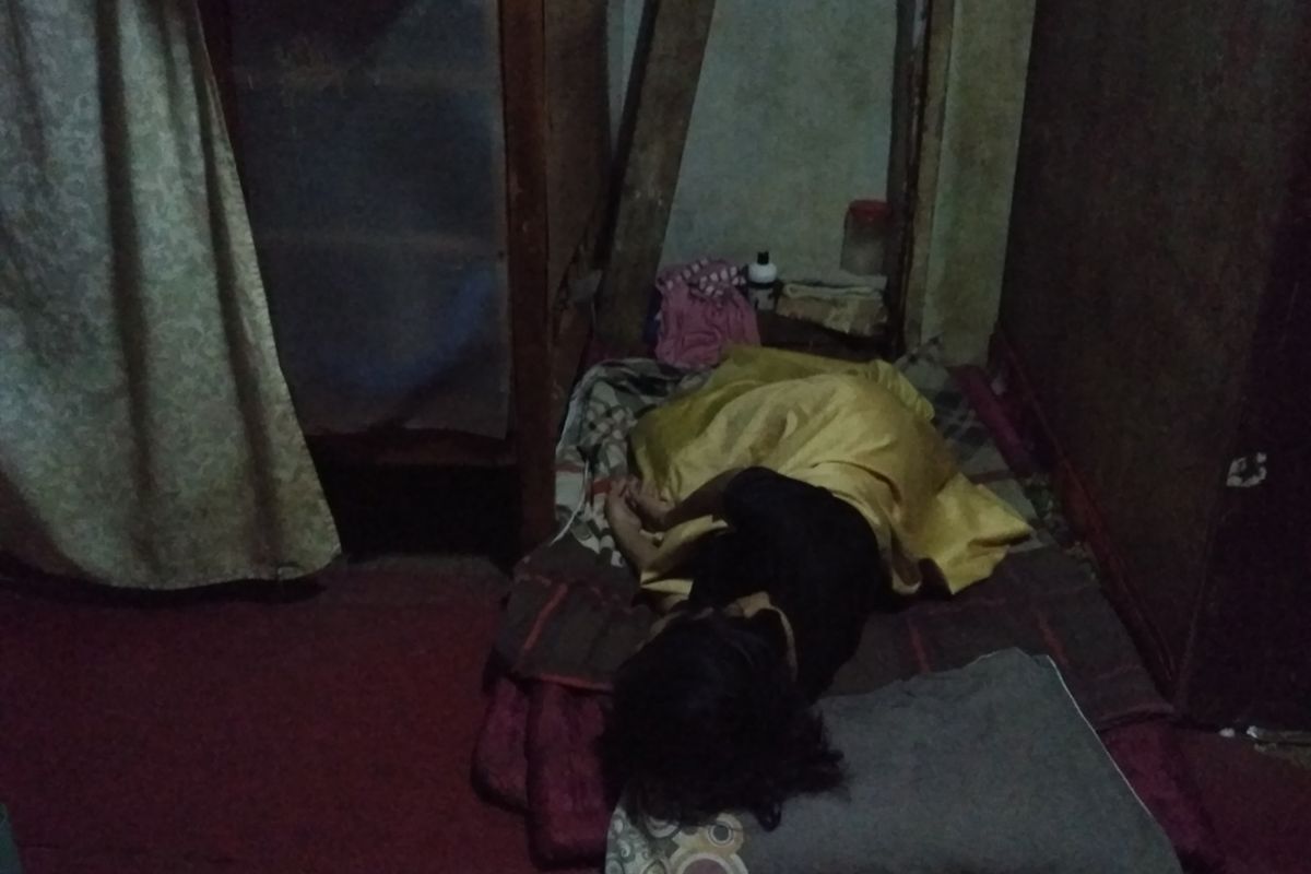 Mika Harni (32) tertidur di rumahnya di Kebayoran, Jakarta Selatan
