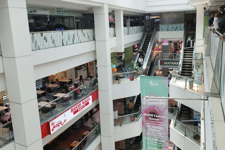 Pemilik Atrium Senen Jakarta saat ini adalah Timothy Savitri melalui perusahaannya PT Nusa Mandiri Properti.