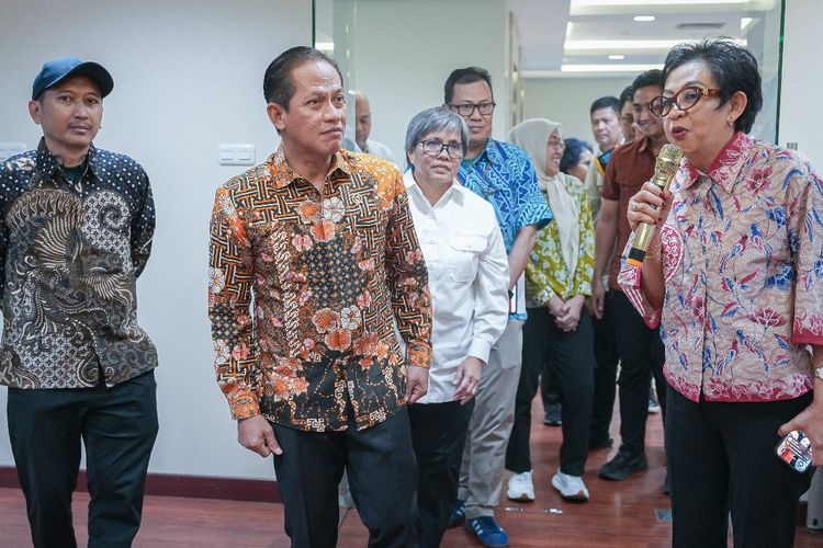Menteri LH, Hanif Faisol Nurofiq, meresmikan Waste Crisis Center, Kamis (31/7/2025). 
