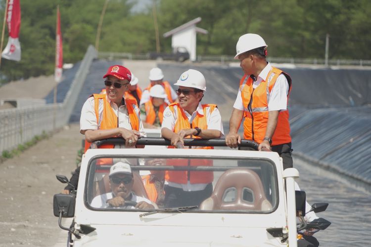 Menteri KP Sakti Wahyu Trenggono saat meninjau langsung progres pembangunan tambak budi daya udang berbasis kawasan di Kebumen, Jawa Tengah, Jumat (13/1/2023).