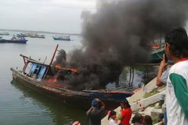 Kapal kayu yang menggunakan trawl (pukat harimau) dimusnahkan Jaksa Penuntut Umum (JPU) Kejari Lhoksukon, Aceh Utara, di Tempat Pendaratan Ikan (TPI) Pusong Kecamatan Banda Sakti Lhokseumawe, dengan cara dibakar, Selasa (25/8/2015). Pemiliknya ditahan.