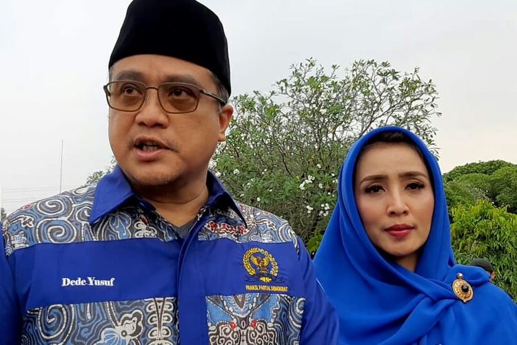 Aktor laga yang kini menjadi politisi Dede Yusuf dan istrinya Sendy Ramania usai menghadiri prosesi pemakaman Ani Yudhoyono di Taman Makam Pahlawan Kalibata, Pancoran, Jakarta Selatan, Minggu (2/6/2019).