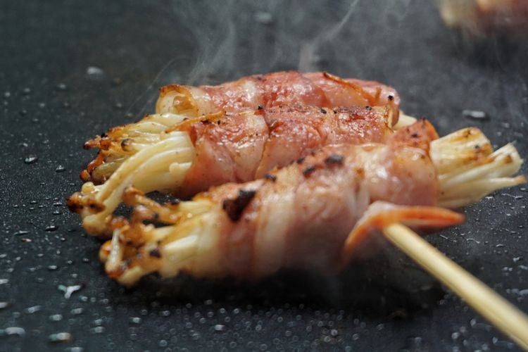 Ilustrasi beef enoki roll ala restoran Jepang. 