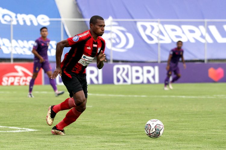 Pemain senior Persipura Jayapura Yustinus Pae saat pertandingan pekan 24 Liga 1 2021-2022 yang berakhir dengan skor 0-0 di Stadion Kompyang Sujana Denpasar, Kamis (10/2/2022) sore.