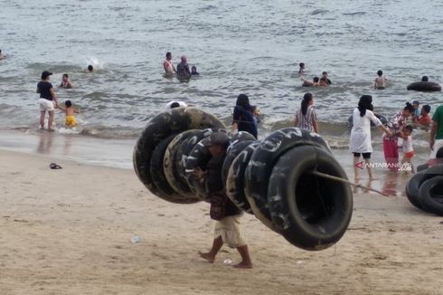 Usaha Sewa Ban di Objek Wisata Pantai Ketiban Untung Saat Libur Lebaran